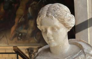 A statue of a woman.